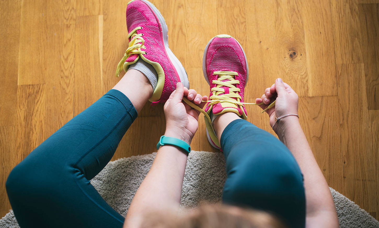 Vrouw trekt haar hardloopschoenen aan