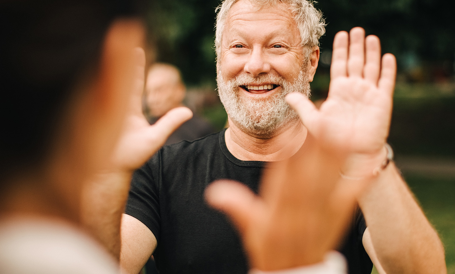 Man geeft high five aan sportieve tegenstander