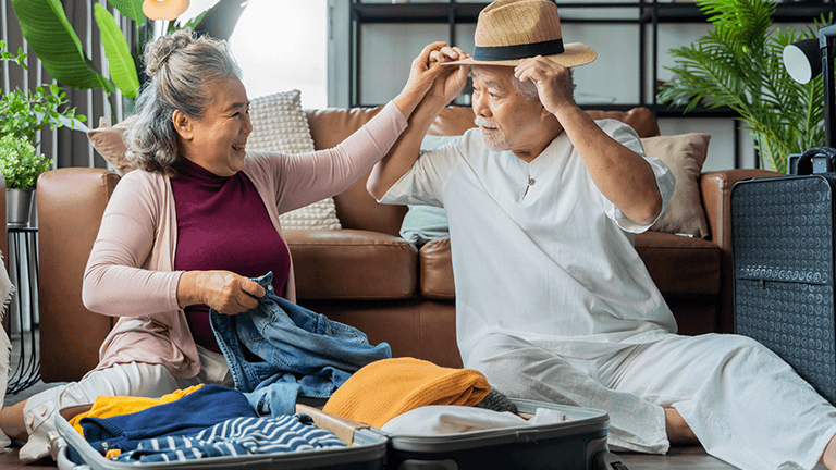 Twee mensen lachend op de bank