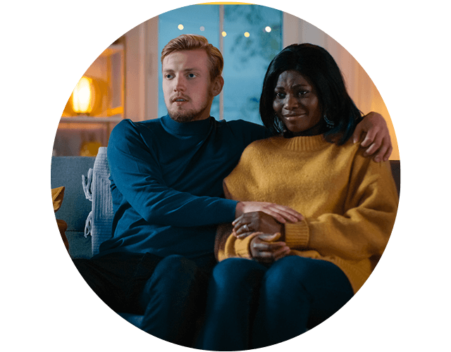 Stel op de bank dat handjes vasthoudt