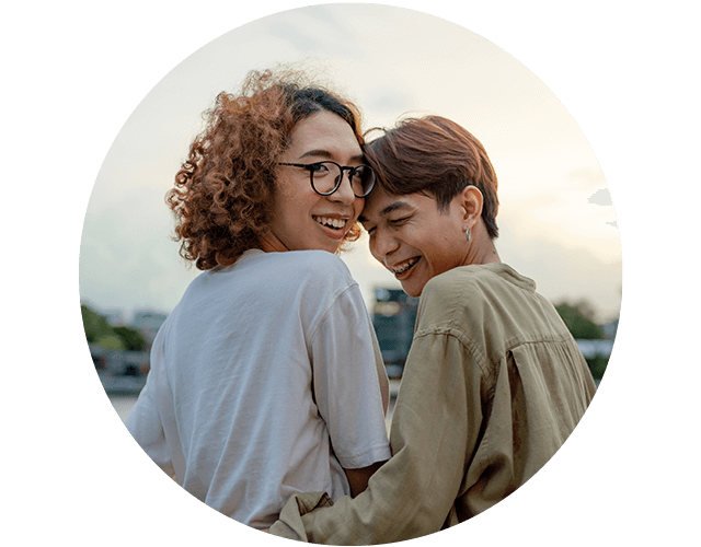 Twee mensen kijken achterom en lachen vriendelijk