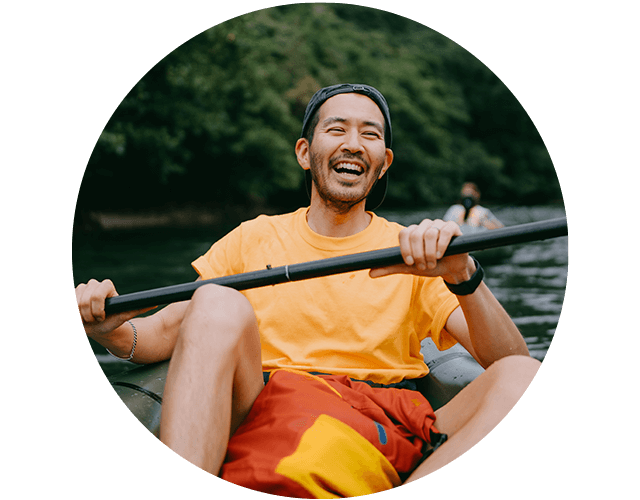 Man in kano met grote lach op gezicht