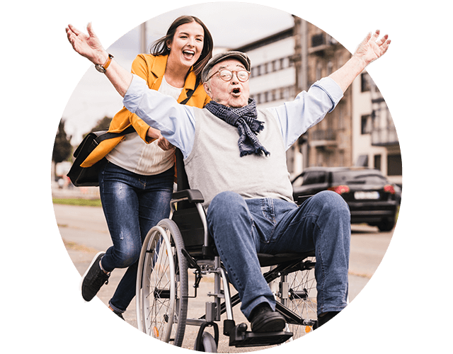 Vrouw duwt oudere man in rolstoel en ze zijn heel vrolijk