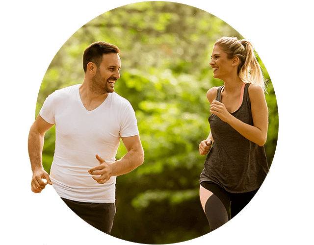 Man en vrouw lachen naar elkaar tijdens het hardlopen
