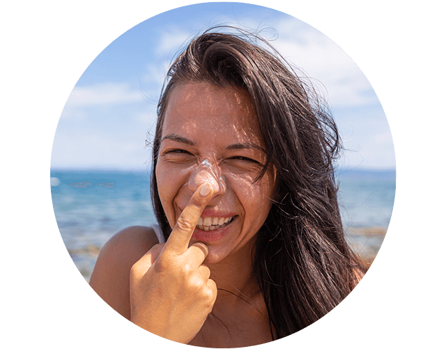 Persoon smeert Altruist zonnebrandcrème op de neus