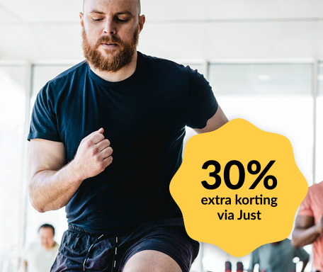 Man met baard aan het sporten