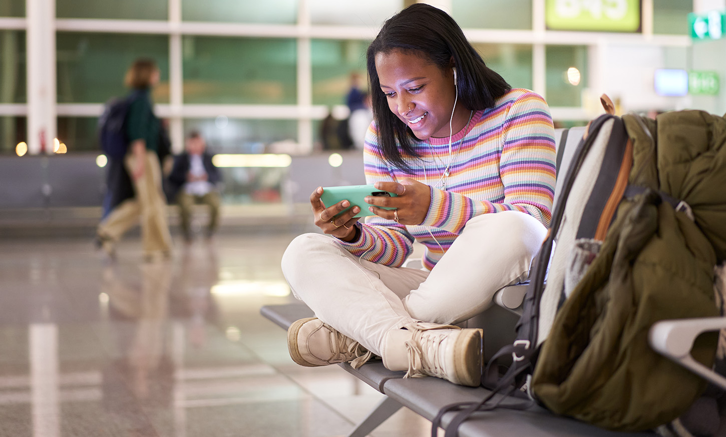 Vrouw op reis kijkt op haar mobiele telefoon