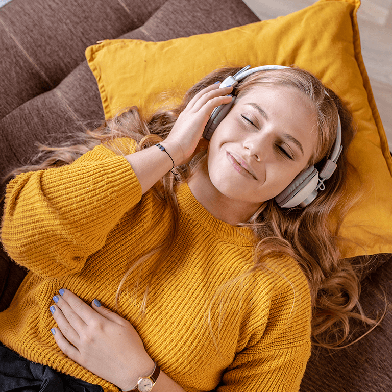 Meisje luistert muziek met headphones