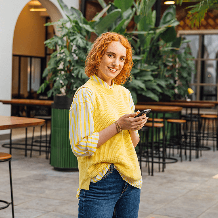 Vrouw op haar mobiel op kantoor