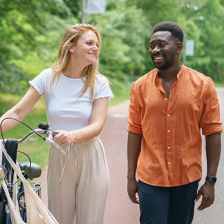 Man en vrouw met fiets