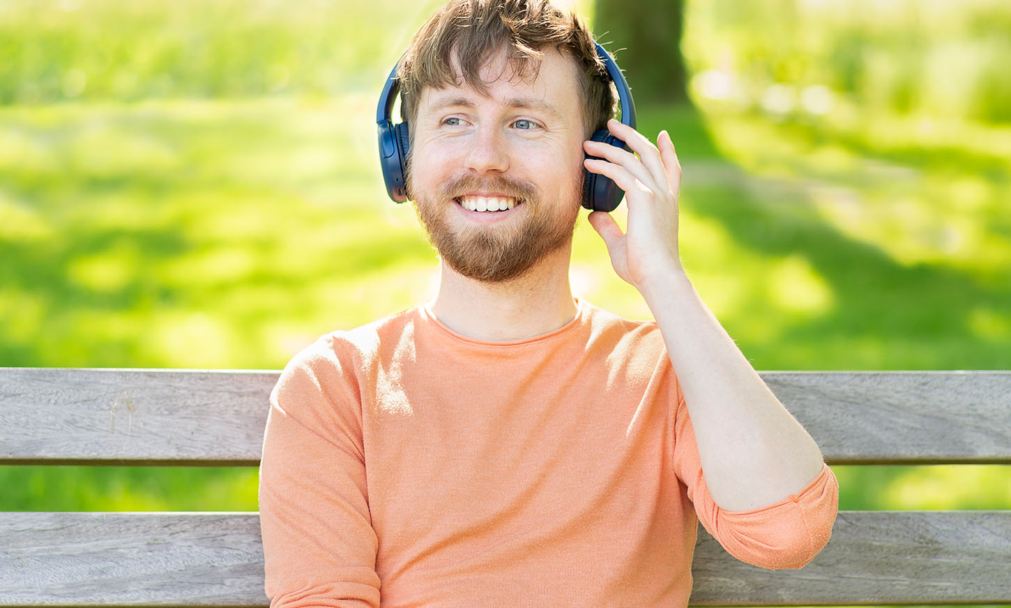 Meneer luistert naar muziek