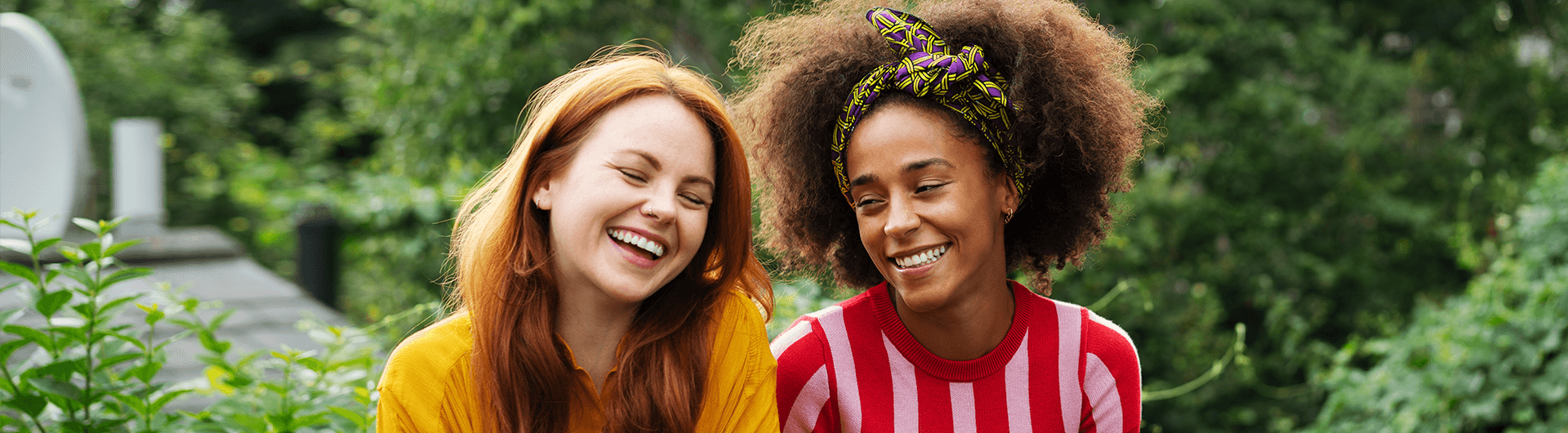 Twee studenten in het park goed verzekerd met de studenten en jongeren zorgverzekering van Just