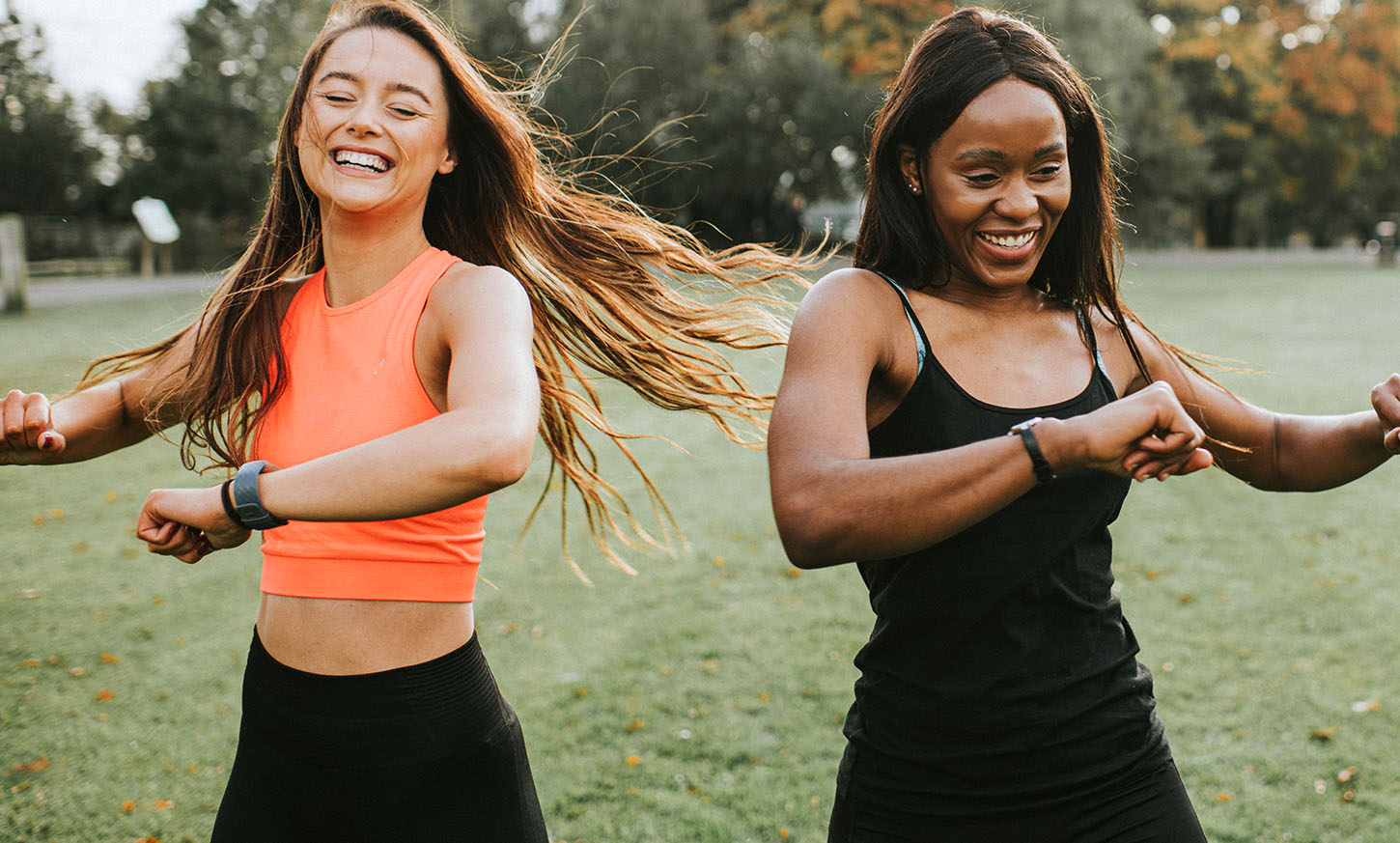 Twee jonge vrouwen aan het sporten in een park