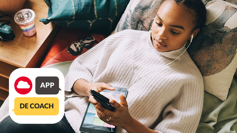 Vrouw gebruikt App de Coach
