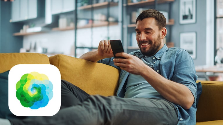 Iemand scant met telefoon een vlekje op de arm met de app SkinVision