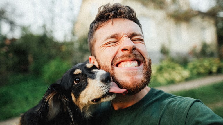 Mentaal check - een hond likt gezicht van een persoon