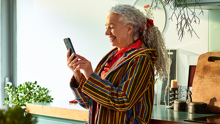 Vrouw met telefoon in haar handen