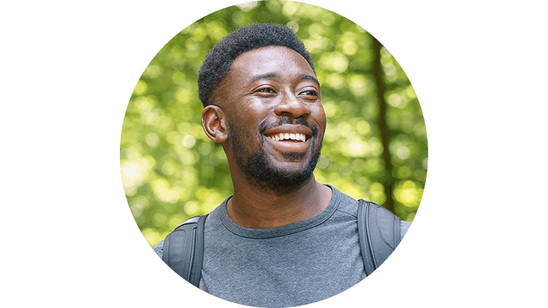 Man met rugzak buiten in de natuur