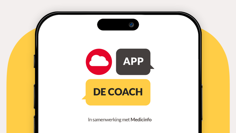 Foto van een mobieltje met App de Coach op scherm