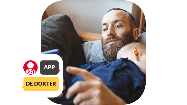 Meisje zit met haar mobiel in haar hand. Ze gebruikt App de Dokter