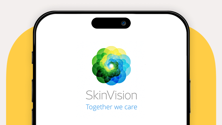Foto van een mobieltje met de SkinVision app op scherm
