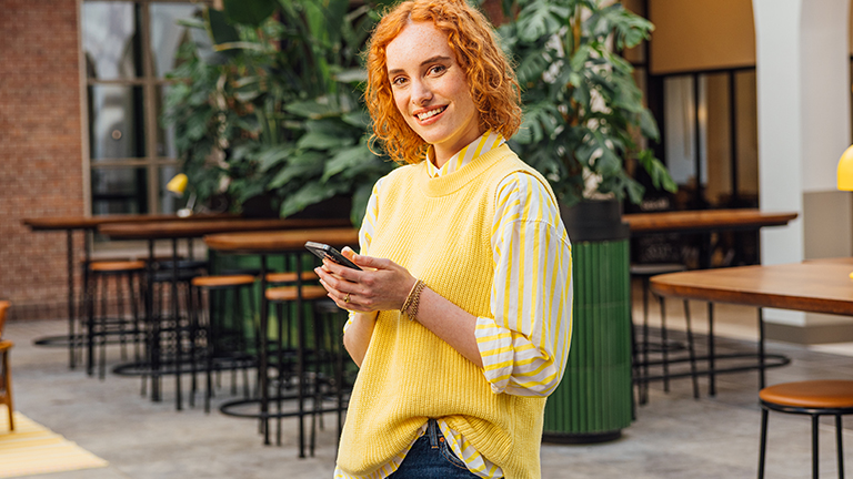 Persoon in geel t-shirt kijkt naar alle apps van Just op iPad