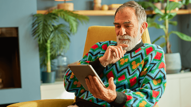 Man met telefoon - Een zorgverlener zoeken