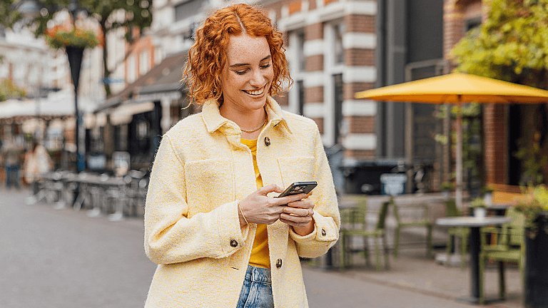 Iemand op straat met mobieltje