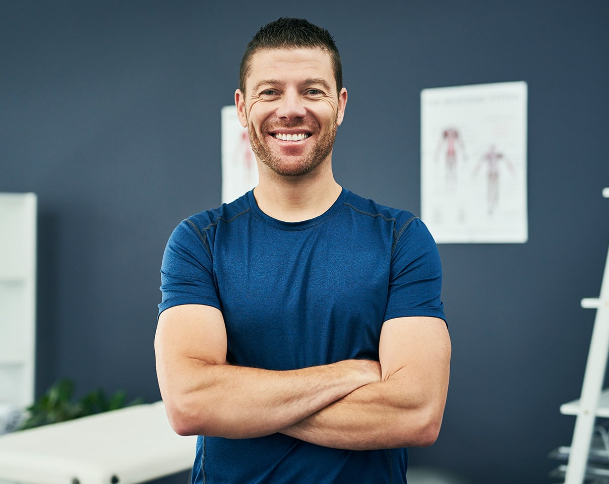 Meneer met handen over elkaar gekruist
