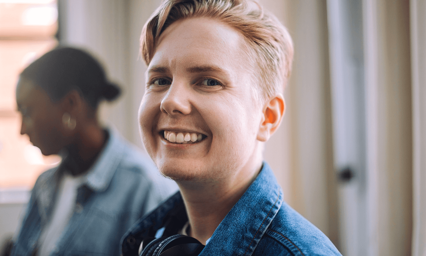 Jongen in de klas lacht