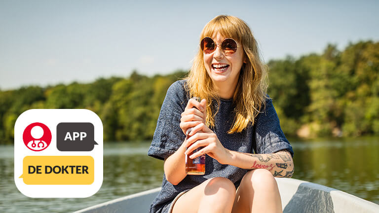 Vrouw lachend in een bootje