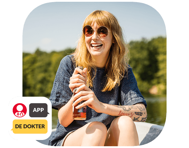 Vrouw lachend in een bootje