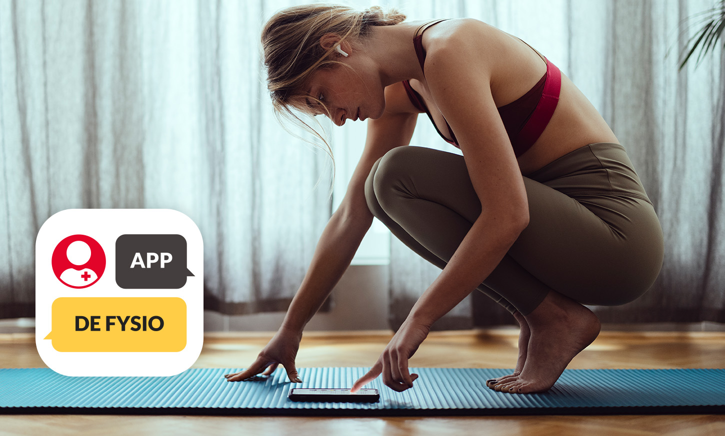 Vrouw doet op haar yogamat oefeningen