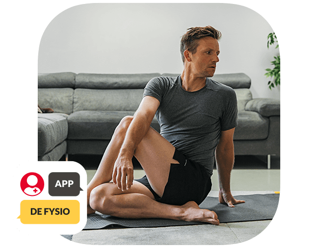 Persoon doet oefeningen fysiotherapie op de mat. En logo App de Fysio afgebeeld