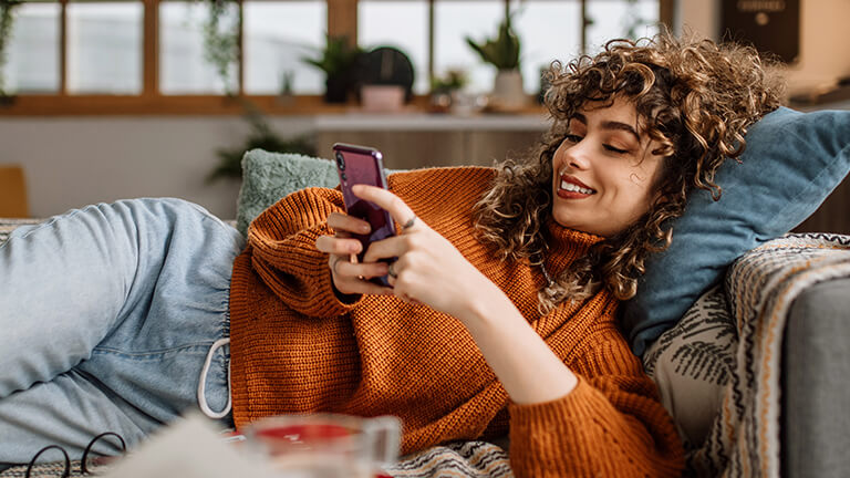 Jonge vrouw regelt eigen zorgzaken via mobiele telefoon
