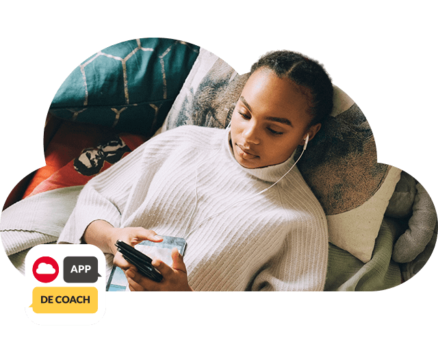 Persoon gebruikt mobiele telefoon en appt met de Coach 