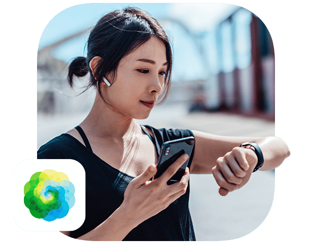 Vrouw kijkt op haar telefoon en logo SkinVision